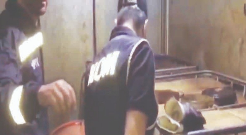 Yakıt pompa düzeneğinin de kurulduğu garajda 3 ton kaçak akaryakıt ele geçirildi.