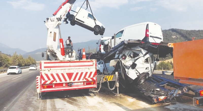 Yakıt tankeri tıra çarptı, araçlar hasar gördü