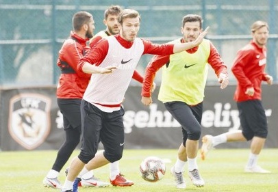 Yalçın Kılınç ve Elmar Bjarnason tedavi sürecinin ardından antrenmana katıldı