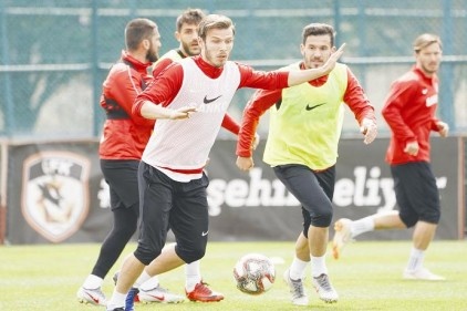 Yalçın Kılınç ve Elmar Bjarnason tedavi sürecinin ardından antrenmana katıldı