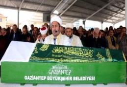 Yan yana gömüldüler