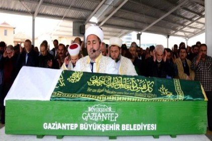 Yan yana gömüldüler