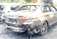 Yan yana park halindeki 3 lüks araç kundaklandı, araçlardan 2'si kül oldu