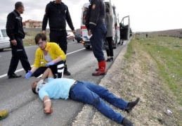 Yan yatan minibüste bulunan 2’si ağır 4 kişi yaralandı