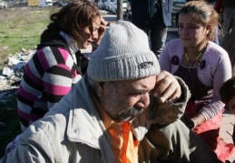 Yanan ekmek teknesinin ardından çocuklarıyla birlikte gözyaşı döktü