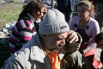 Yanan ekmek teknesinin ardından çocuklarıyla birlikte gözyaşı döktü