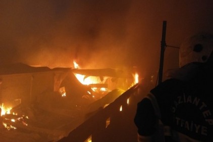 Yanan iplik fabrikasının çevresindeki binalar boşaltıldı