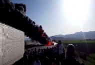 Yanan lastikler, mazot tankerini alev topuna dönüştürdü 