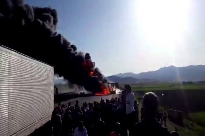 Yanan lastikler, mazot tankerini alev topuna dönüştürdü 