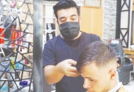 Yanan ormanlara üzüldü, tıraş olan her müşteri için fidan bağışladı