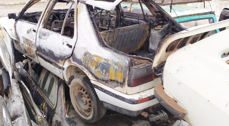 Yanan otomobilin bagajında ceset bulundu