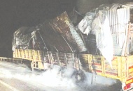 Yanan TIR dorsesi kullanılmaz hale geldi