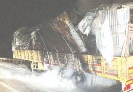 Yanan TIR dorsesi kullanılmaz hale geldi