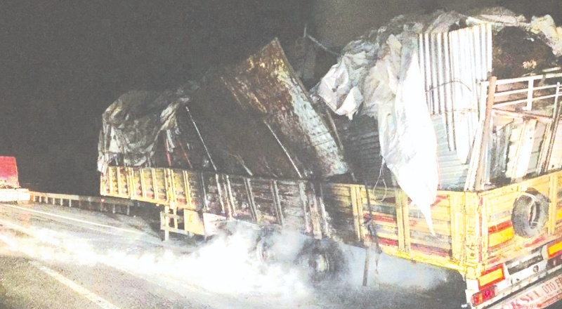 Yanan TIR dorsesi kullanılmaz hale geldi