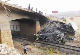 Yanan TIR tren hattının üzerine düştü