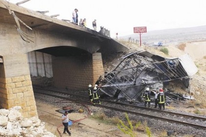 Yanan TIR tren hattının üzerine düştü