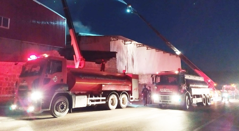Yangına 20 araç ve 50 personelle müdahale edildi
