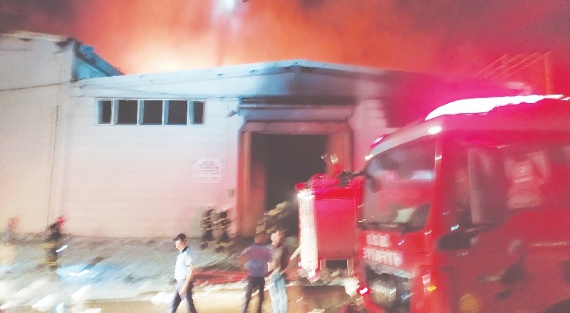 Yangına 24 araç, 75 personelle müdahale edildi