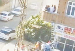 Yangında mahsur kalanları mahalleli kurtardı