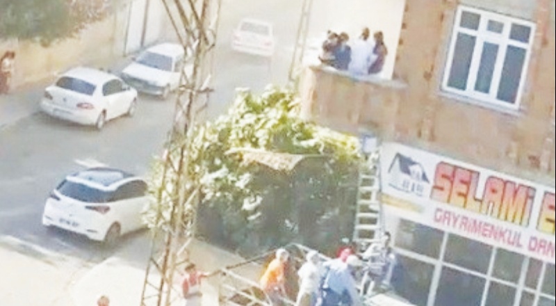 Yangında mahsur kalanları mahalleli kurtardı