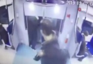 Yanlış metroya binen yolcu dışarı atladı