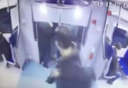 Yanlış metroya binen yolcu dışarı atladı