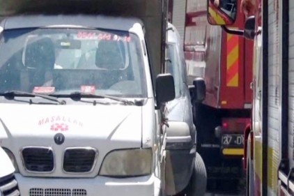 Yanlış park eden araçlar yüzünden itfaiye aracı yangına ulaşamadı
