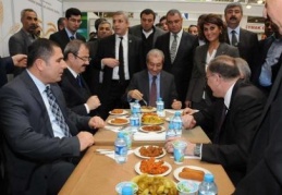 Yaprak sarması ve bulgur tatlısı yedi