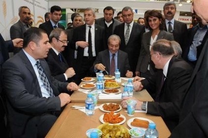 Yaprak sarması ve bulgur tatlısı yedi