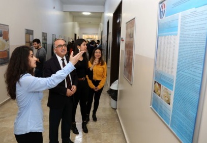 Yaptıkları projeleri, poster haline getirip sergilediler