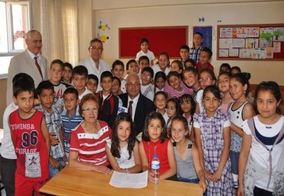 Yaptırdıkları okulda karne dağıttılar 