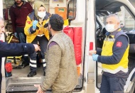 Yaralanan işçi, üstü kirli olduğu için ambulansa binmek istemedi