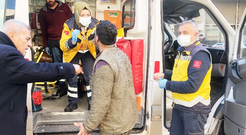 Yaralanan işçi, üstü kirli olduğu için ambulansa binmek istemedi