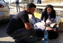 Yaralanan motosiklet sürücüsüne ilk yardım uzmanı müdahale etti
