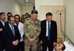 Yaralı askerleri ziyaret etti