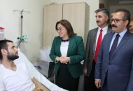 Yaralı askerleri ziyaret ettiler