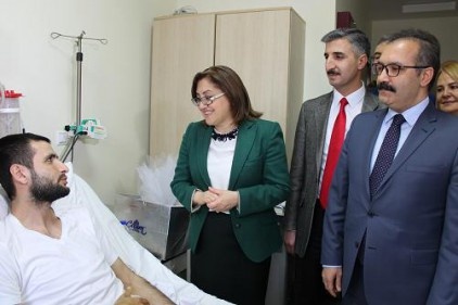 Yaralı askerleri ziyaret ettiler