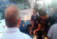 Yaralı polisleri gören servis şoförü kalp krizi geçirdi 