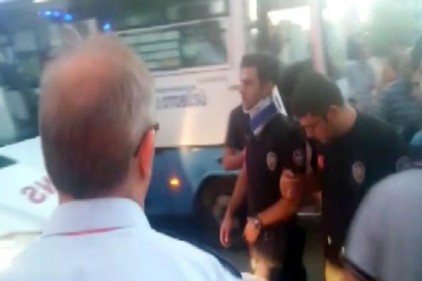 Yaralı polisleri gören servis şoförü kalp krizi geçirdi 