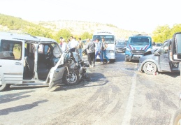 Yaralı yakınları kazayı unutup kavgaya tutuştu