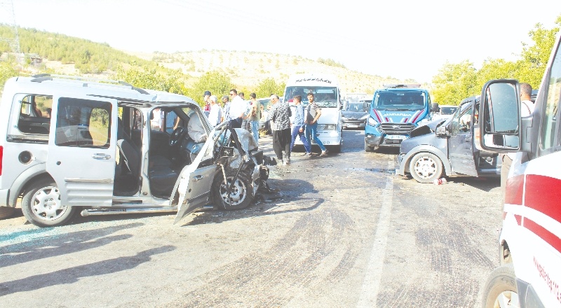 Yaralı yakınları kazayı unutup kavgaya tutuştu