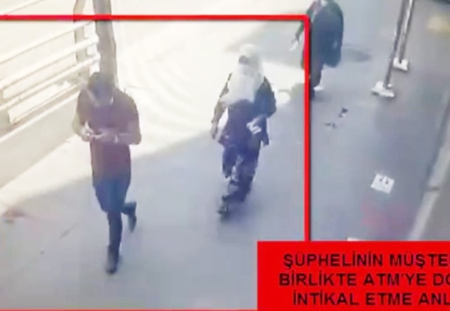 Yardım bahanesiyle yaklaştı, paraları kendi hesabına aktardı