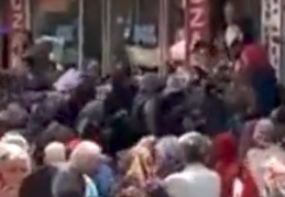 Yardım parası için birbirlerini ezdiler