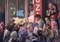 Yardım parası için birbirlerini ezdiler