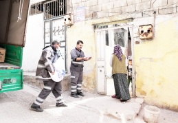 Yardımlar, vatandaşa kapıda teslim edildi