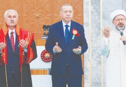 Yargıtay Başkanı Akarca, cübbesi ile dua etti