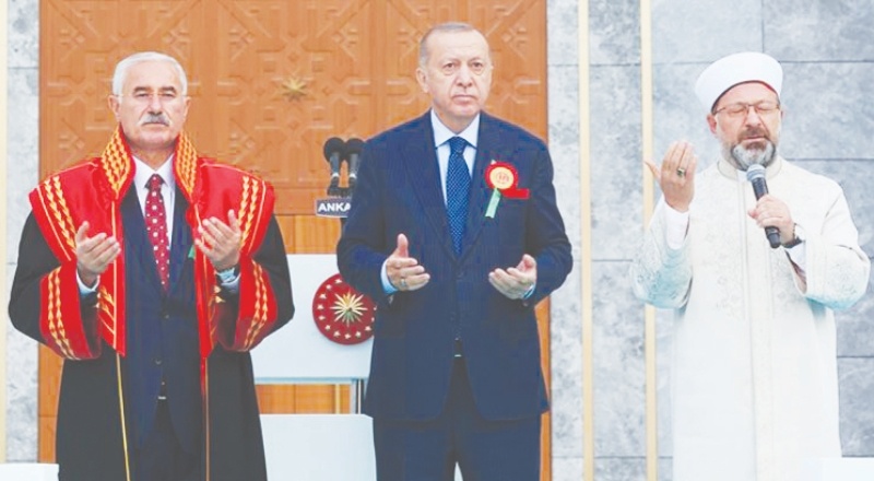 Yargıtay Başkanı Akarca, cübbesi ile dua etti