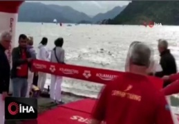 Yarışı kazanabilmek için çocuk sporcuyu iterek denize düşürdü