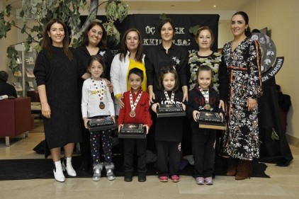 Yarışmalarda dereceye girenlere ödül töreni