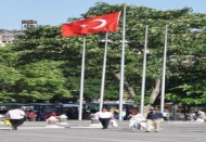 Yarıya indirilen bayraklar tekrar göndere çekildi